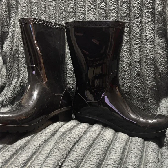UGG rain boots, black.  Like new. Size 8 - Picture 7 of 11